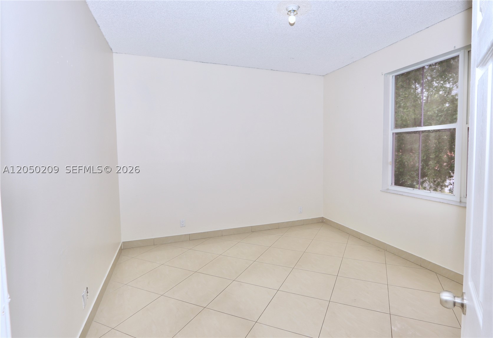 A12050209 Property Photo 25