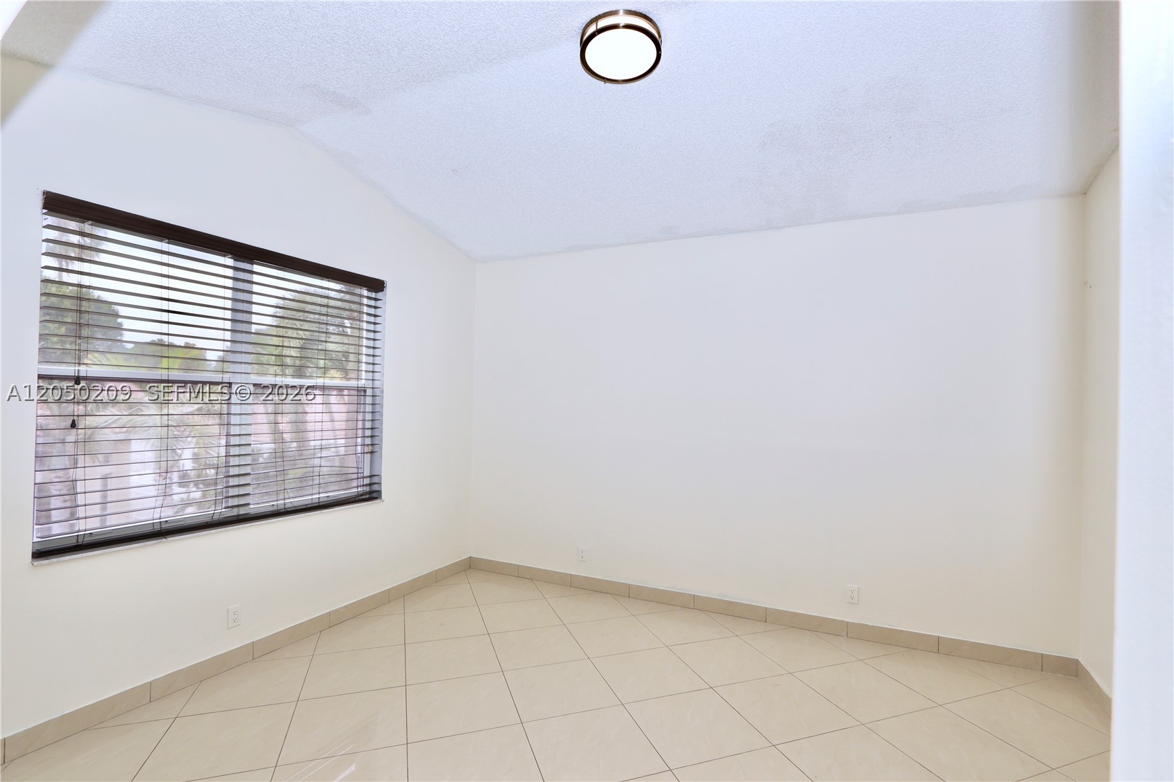 A12050209 Property Photo 29