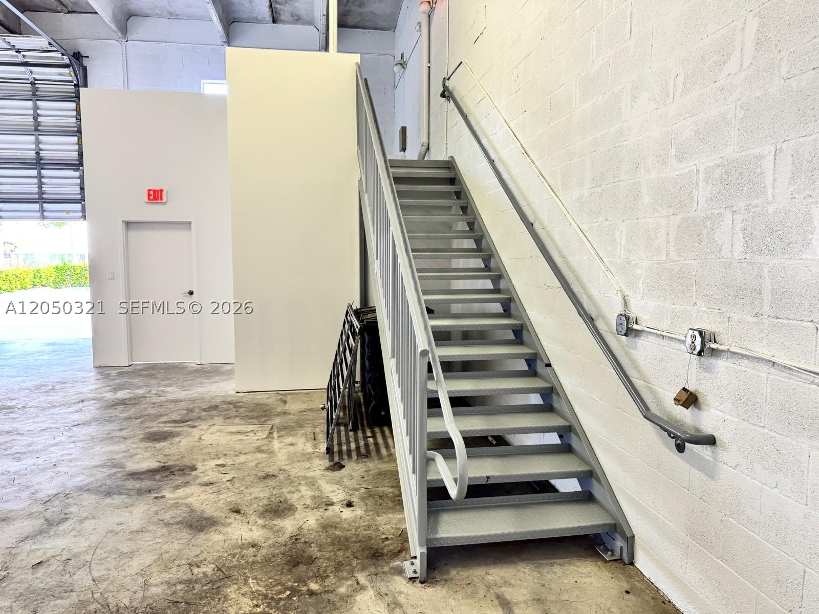 A12050321 Property Photo 3