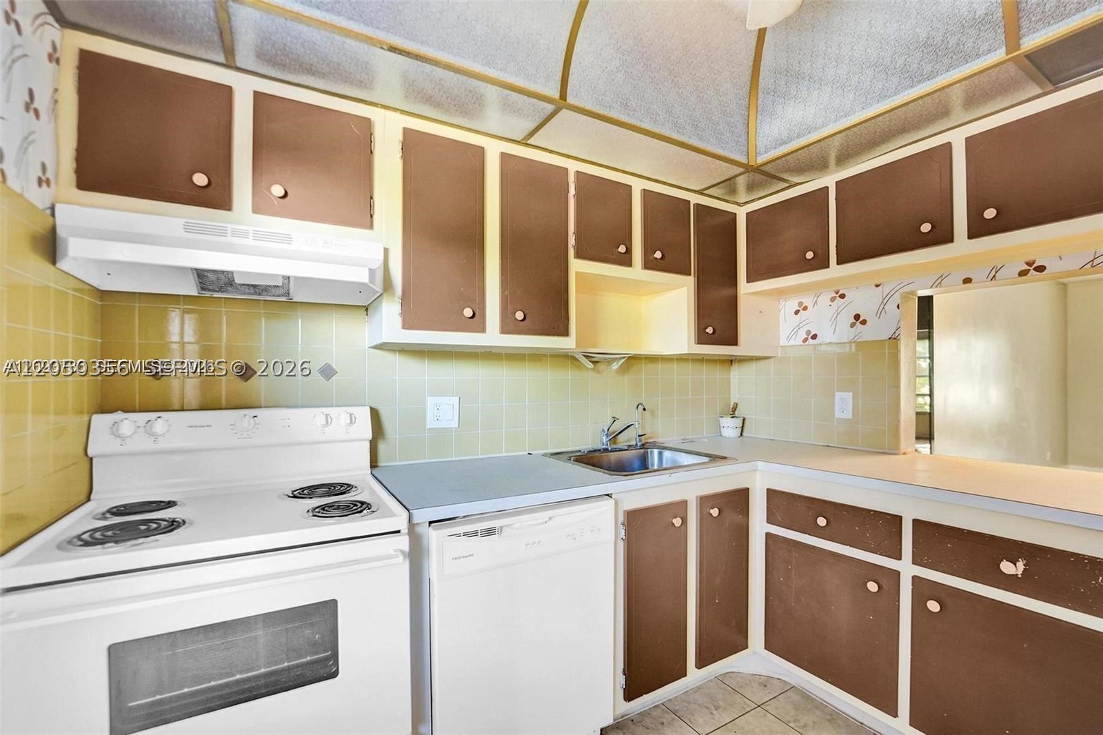 1030 Country Club Dr 405 Property Photo 6