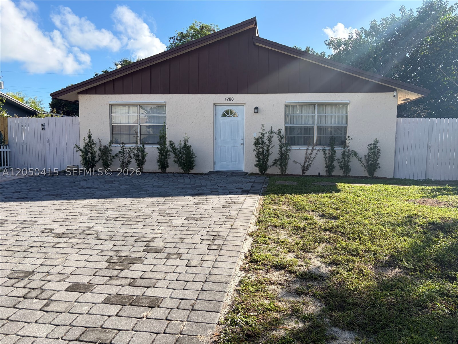 4280 N Dixie Hwy Property Photo 1
