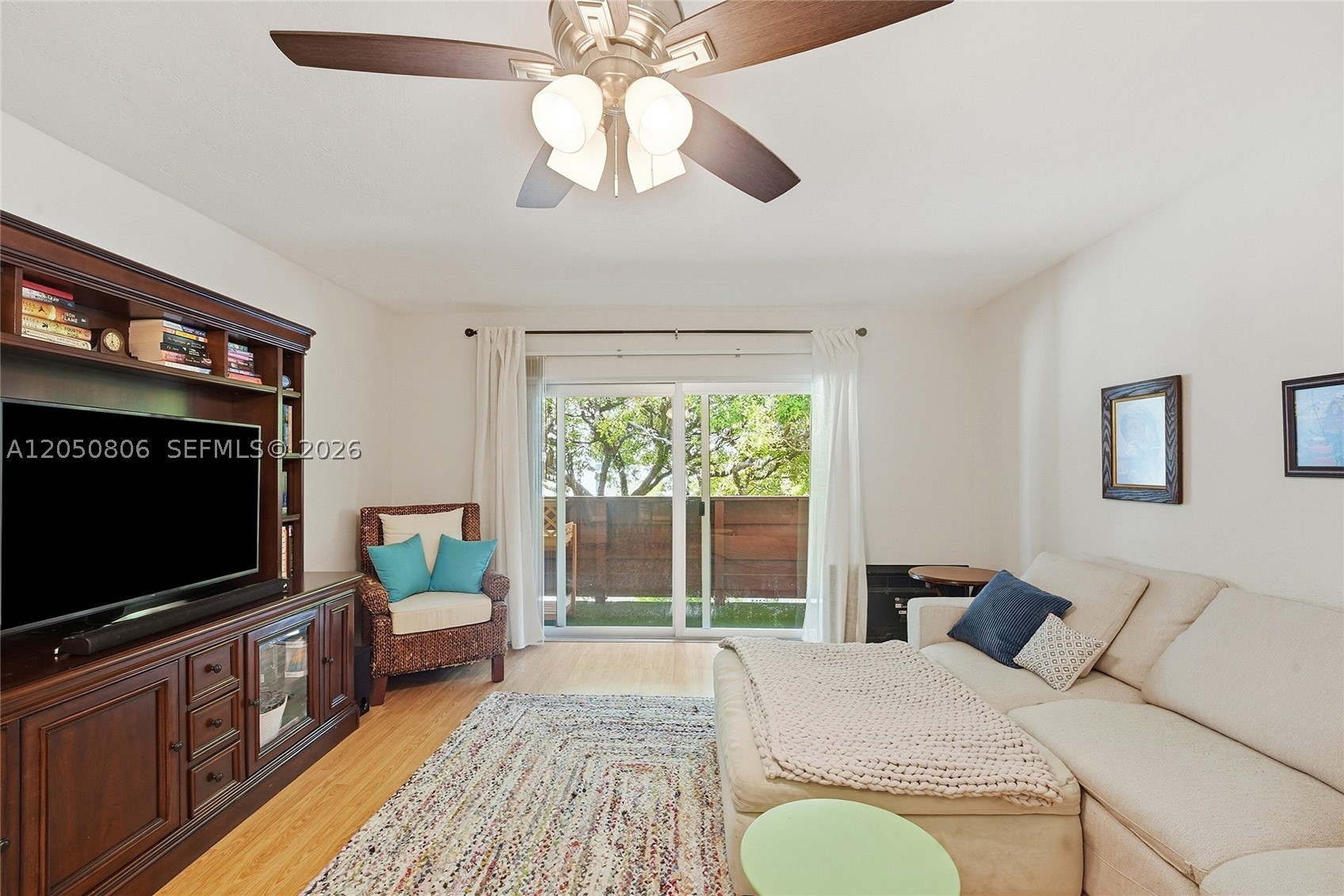 1205 Mariposa Ave 403 Property Photo 3