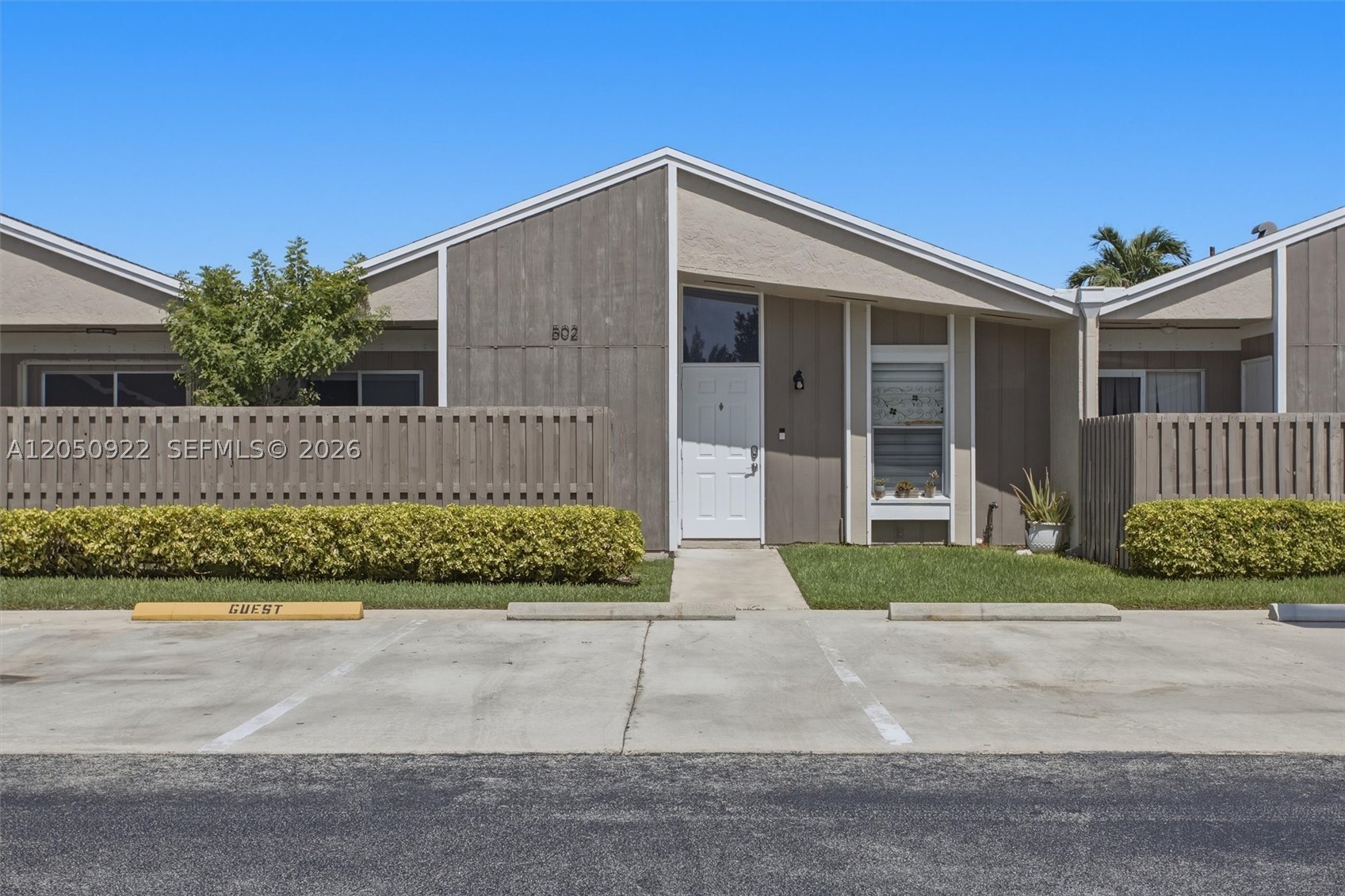 502 Woodgate Cir B Property Photo 1