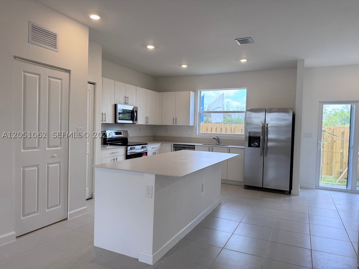 1182 Se Palm Ter . Property Photo 4