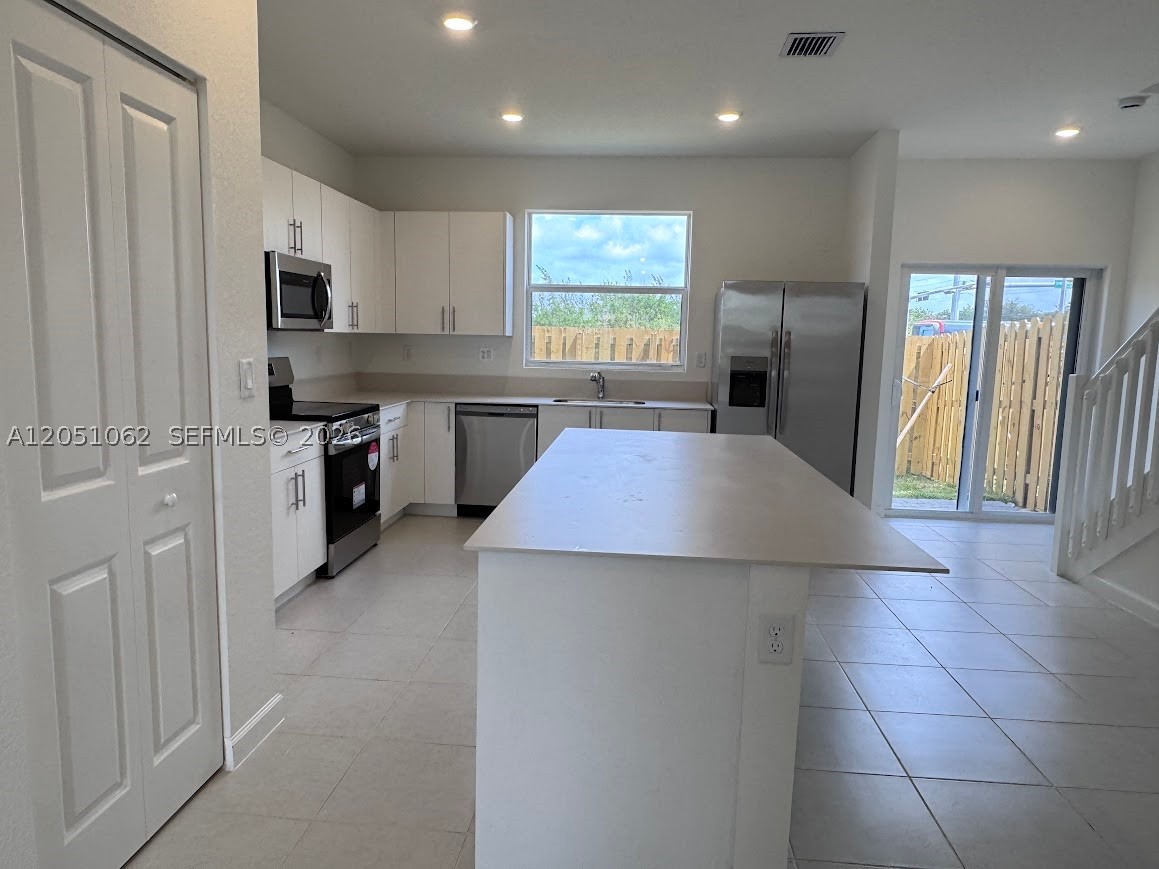 1182 Se Palm Ter . Property Photo 6