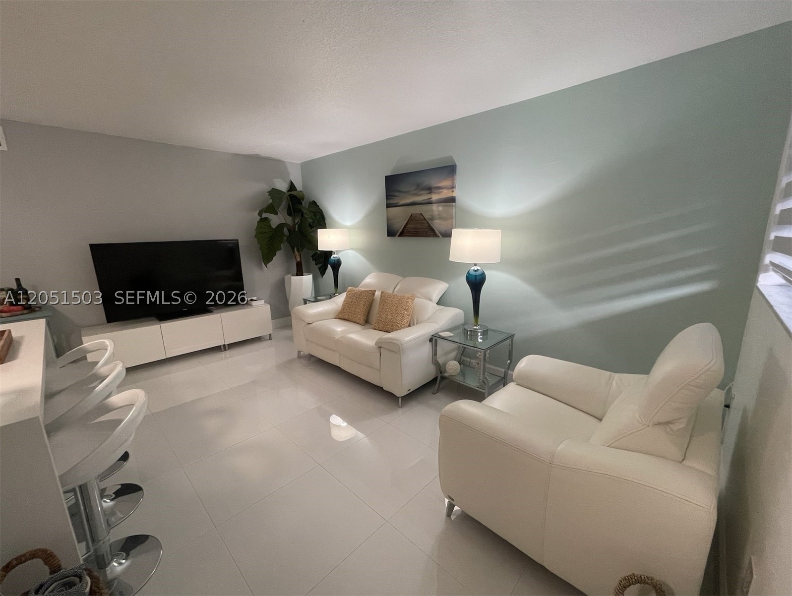 335 Collins Ave 203 Property Photo 3