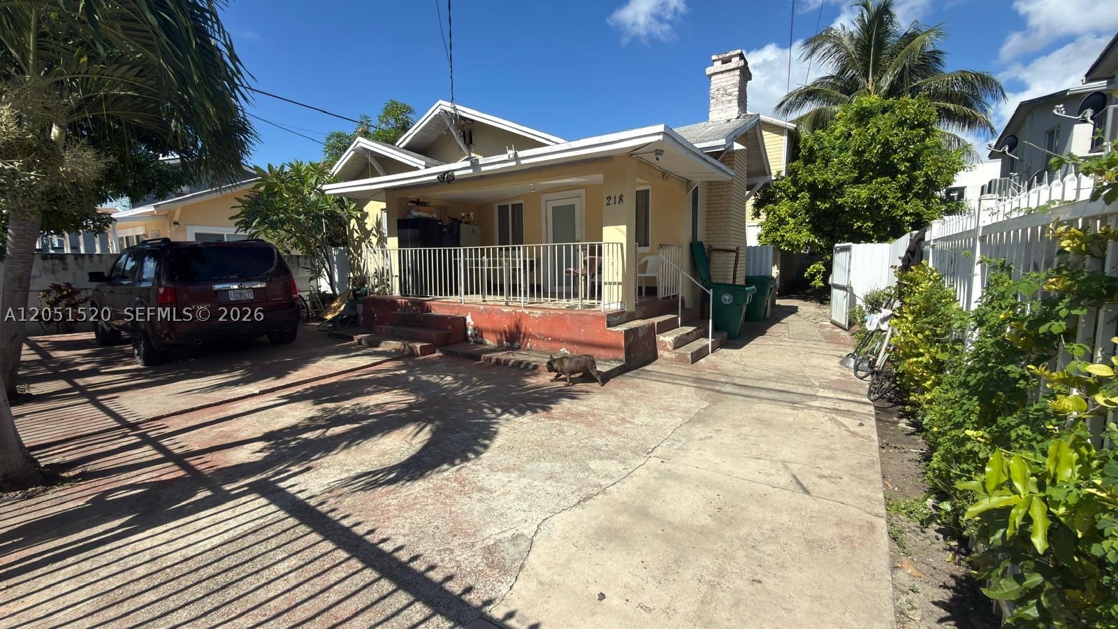 218 SW 10th Ave Property Photo 1