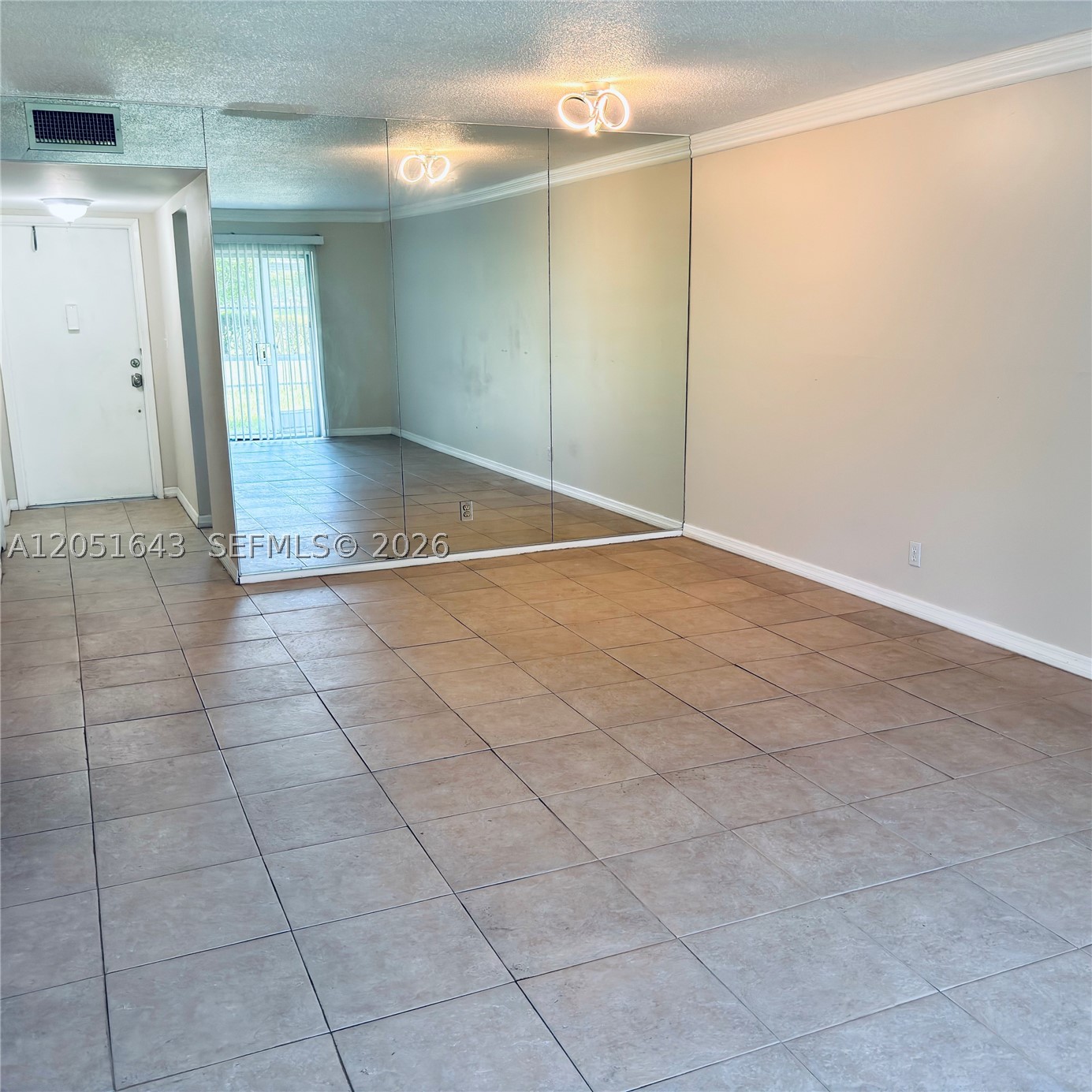 950 Hillcrest Dr 102 Property Photo 4