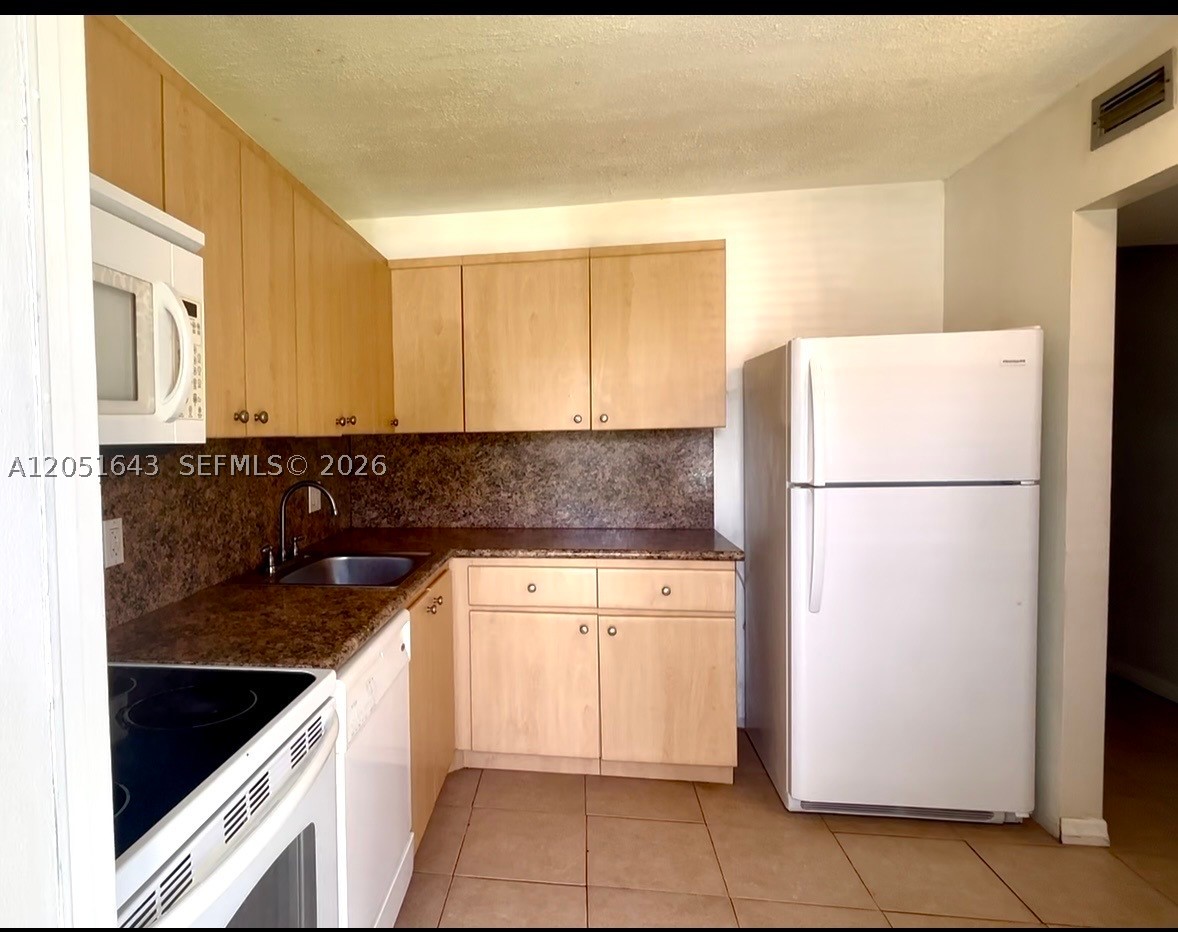 950 Hillcrest Dr 102 Property Photo 6