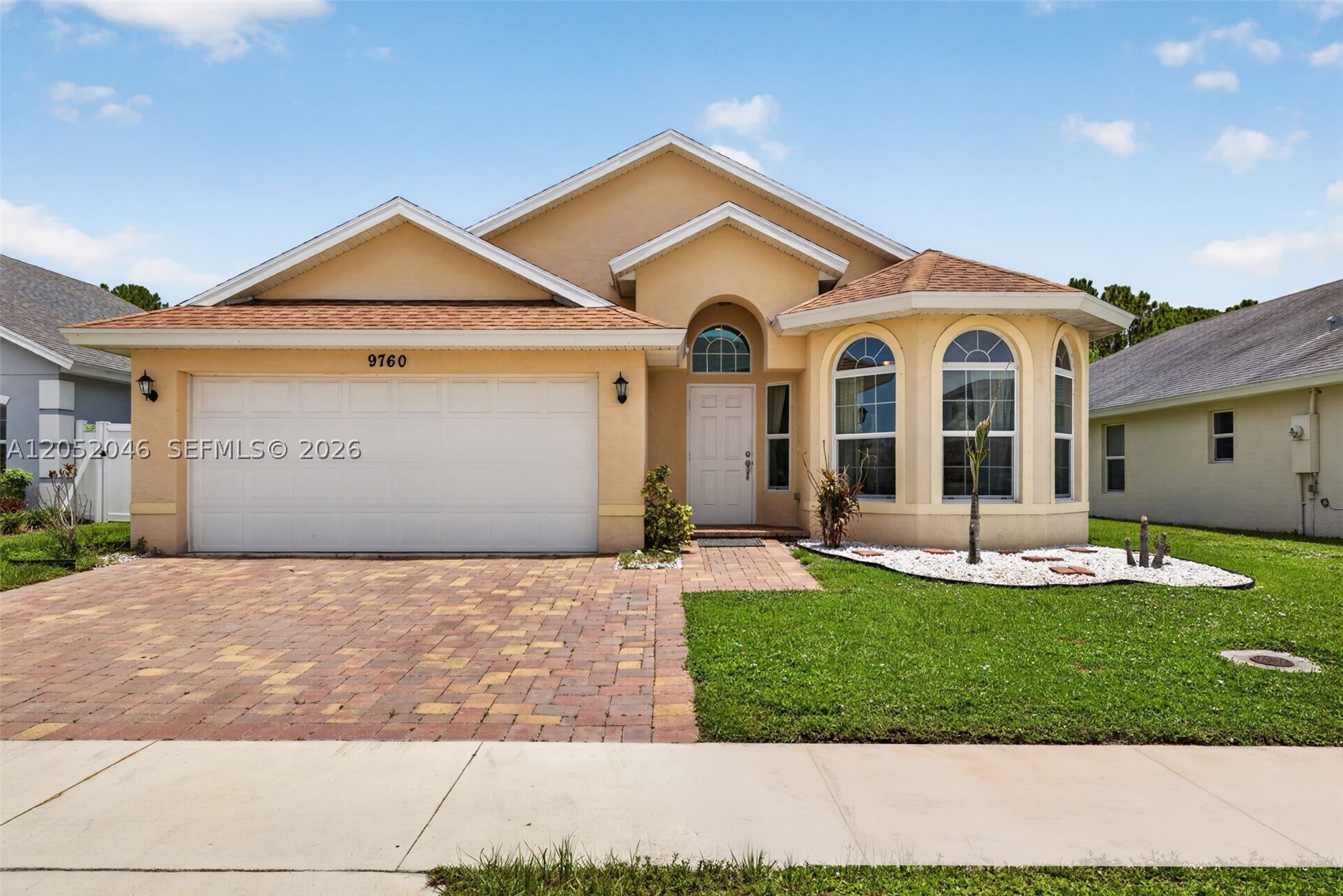 9760 Palm Breezes Dr Property Photo 2