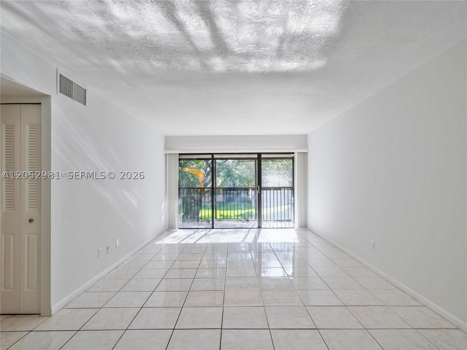 5801 Washington St 10 Property Photo 6
