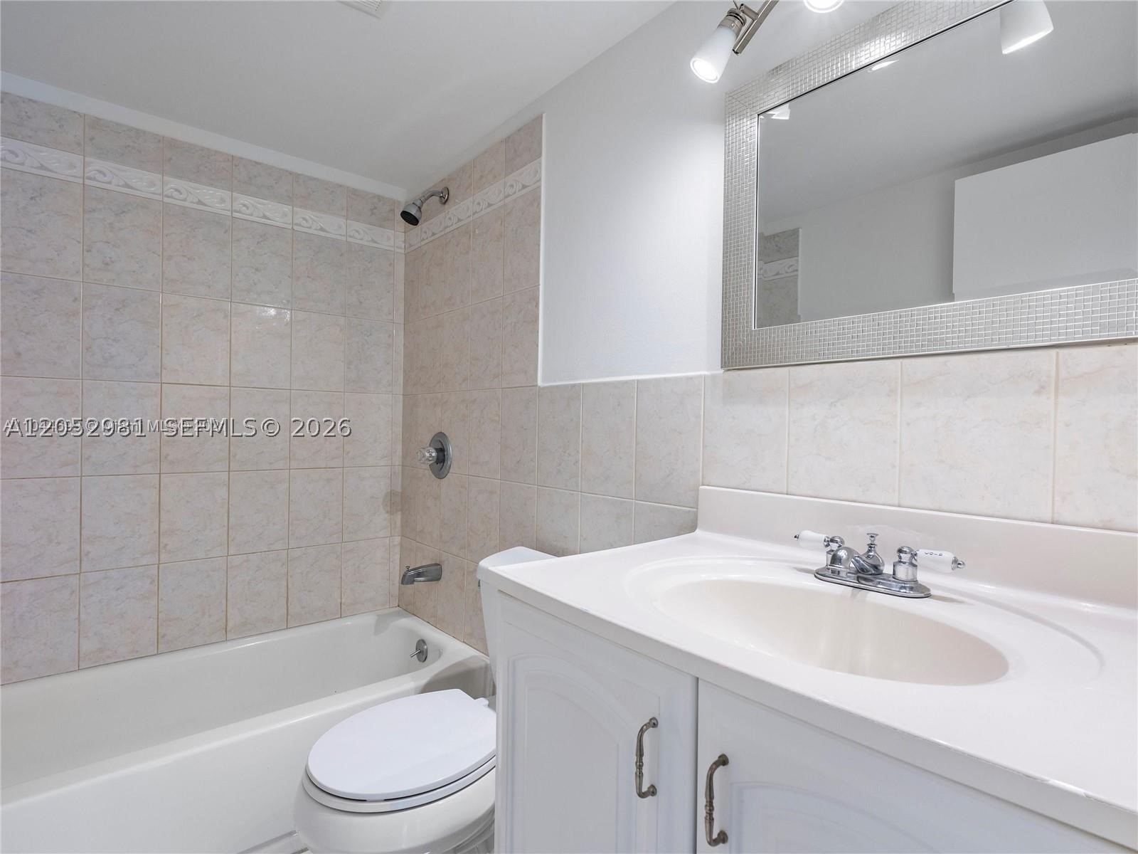 5801 Washington St 10 Property Photo 13