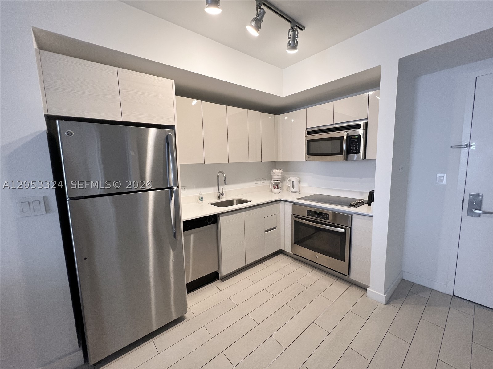 2602 E Hallandale Beach Blvd R1503 Property Photo 8