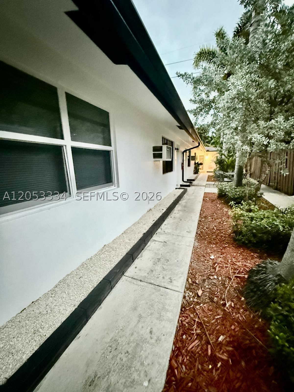 1240 NE 12th Ave 1-5 Property Photo 1
