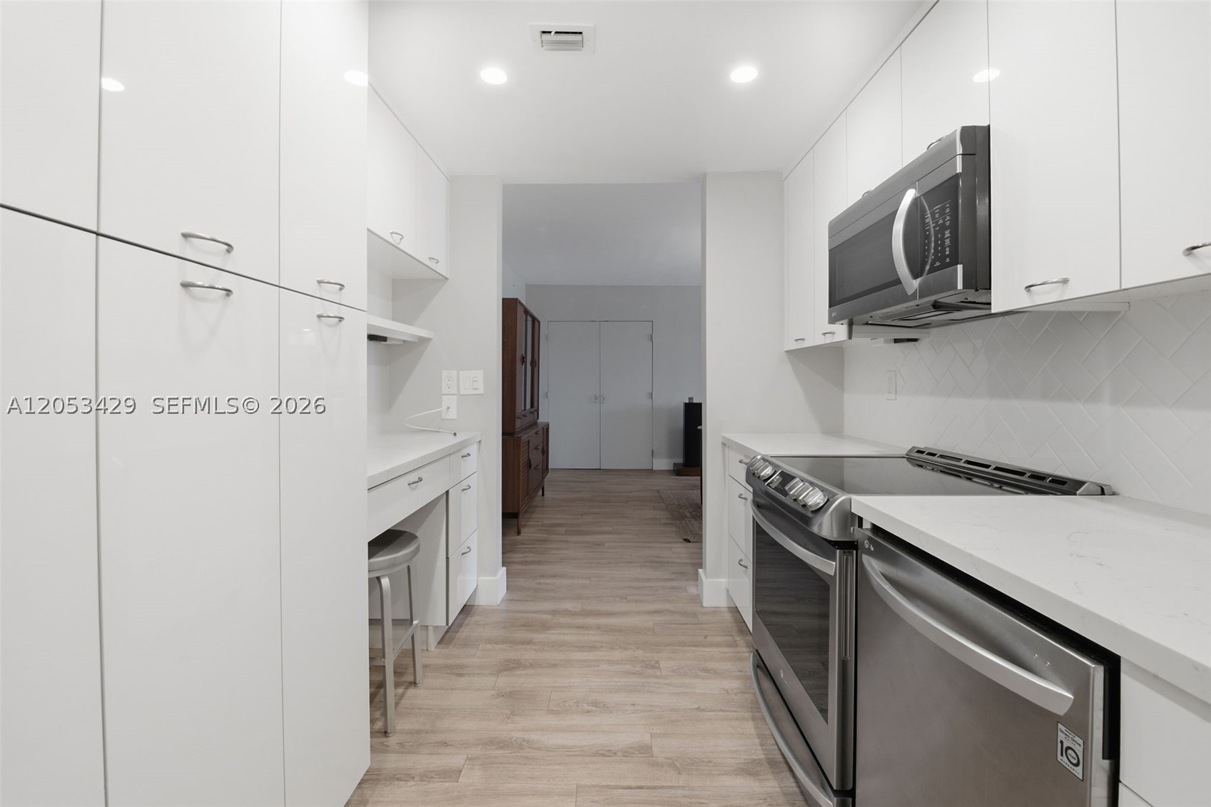 90 Edgewater Dr 225 Property Photo 5