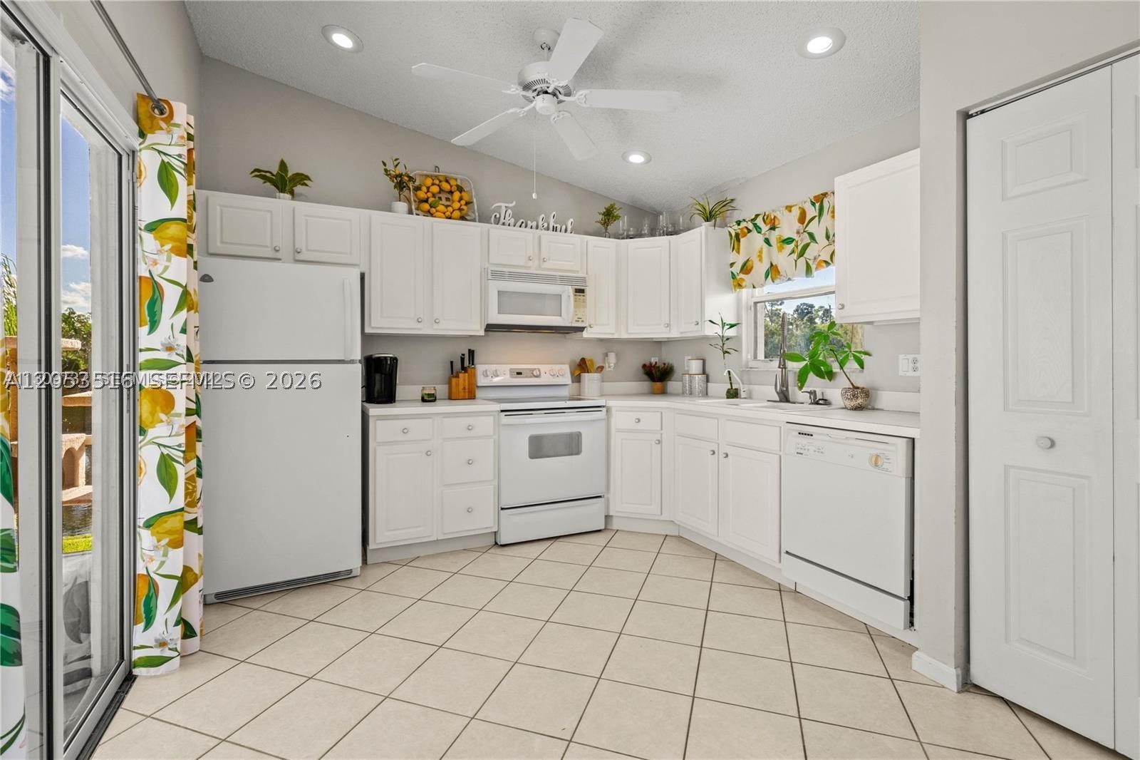 112 Caribe Ct Property Photo 4
