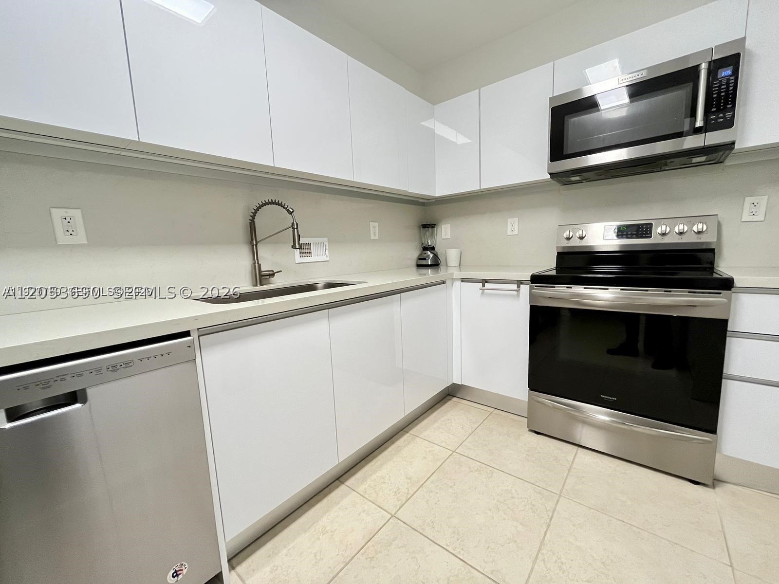 10185 Collins Ave 1103 Property Photo 14