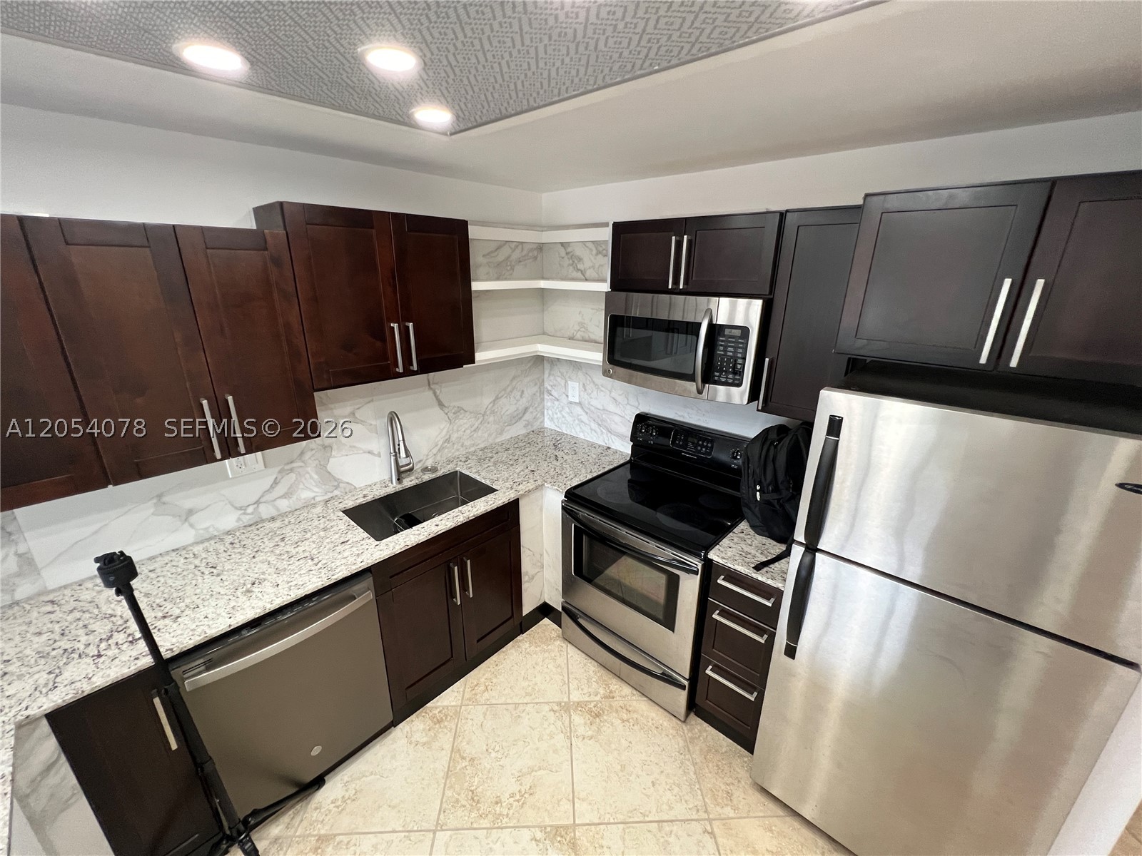 2741 Taft St 401 Property Photo 6