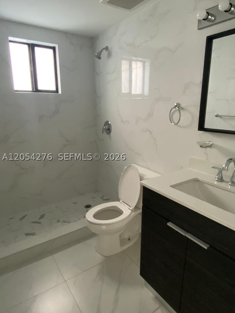 423 E 27th St 201 Property Photo 9