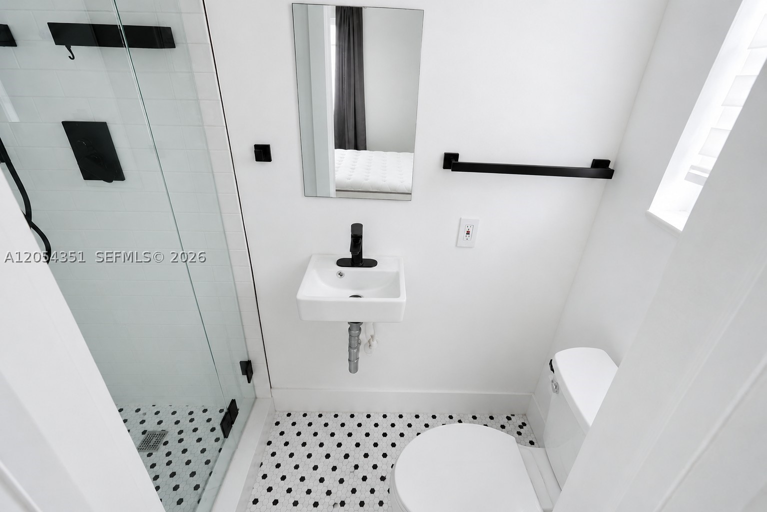 815 W 39th St 3 Property Photo 9