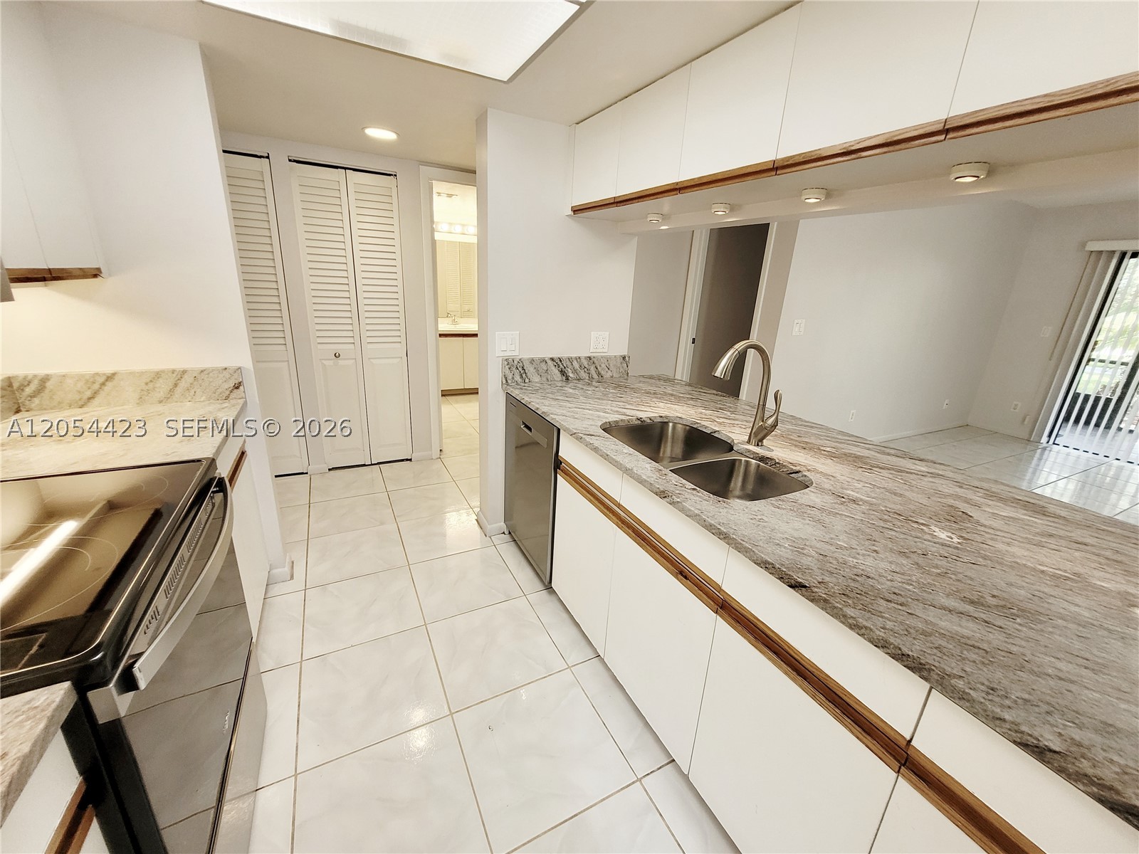 7523 Greenlake Way C Property Photo 6