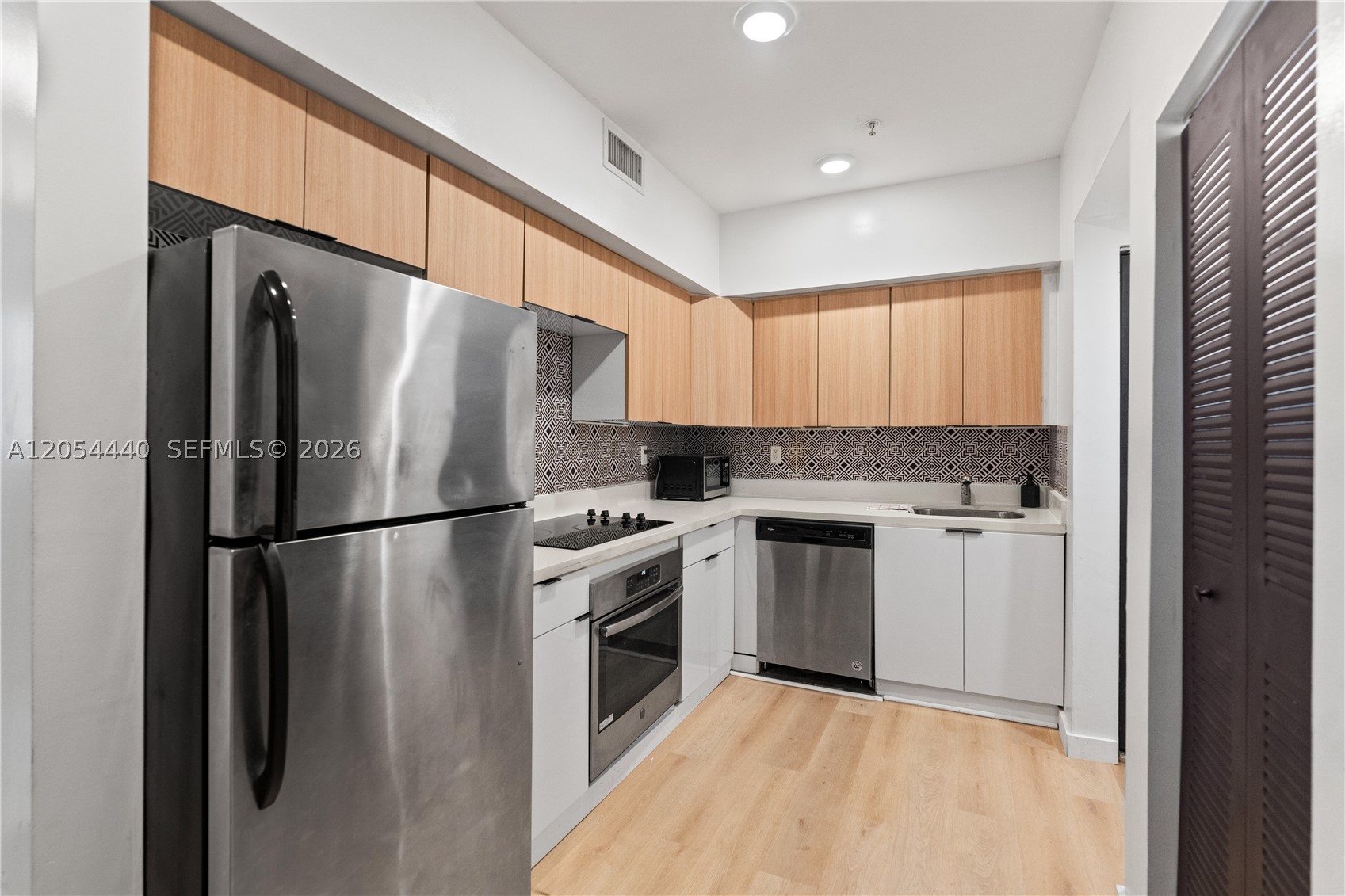 810 7th 102 Property Photo 1