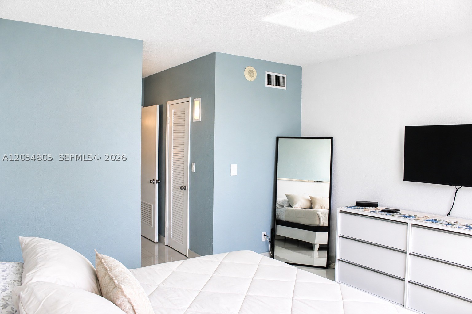 19370 Collins Ave 915 Property Photo 12