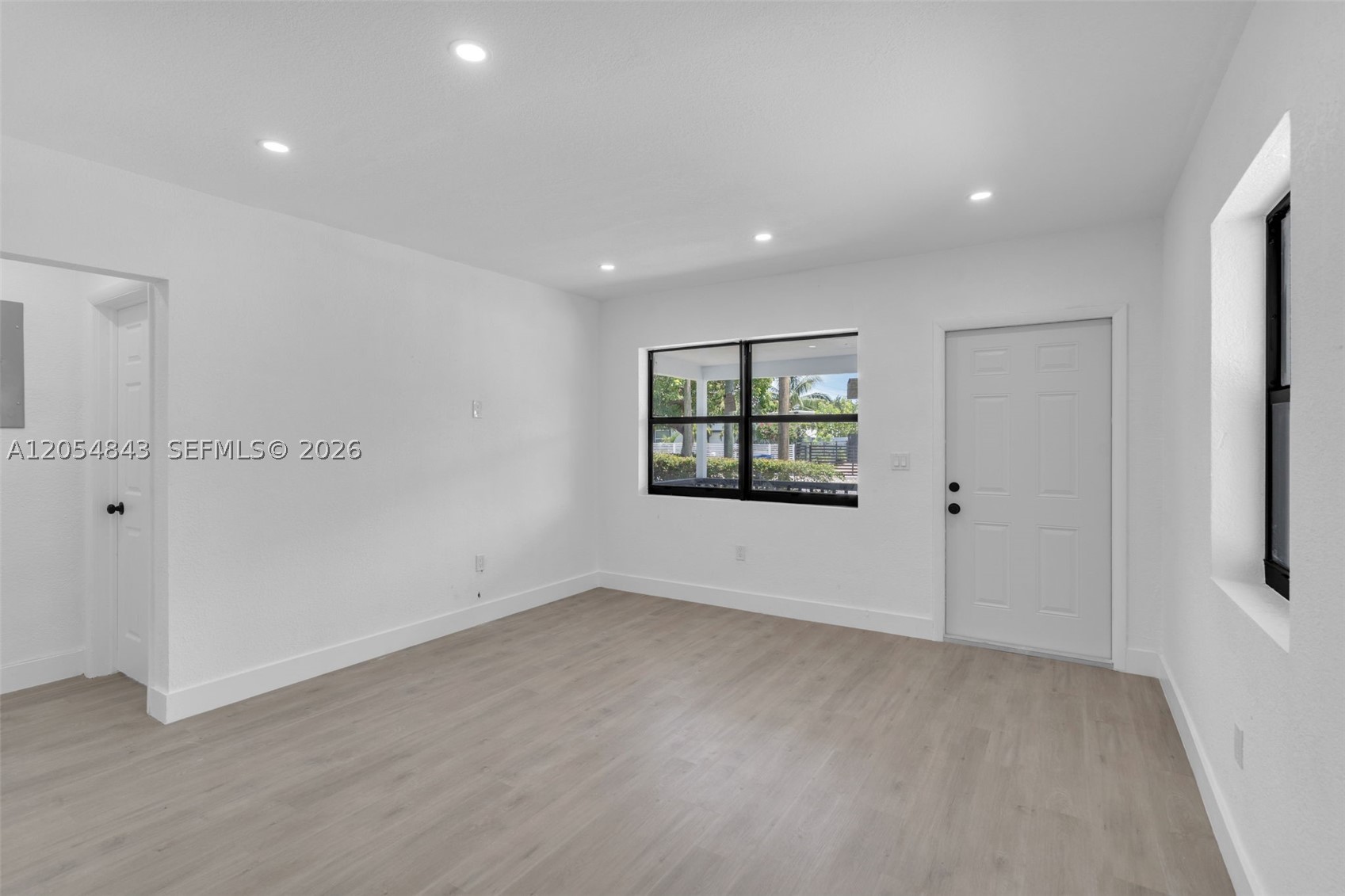 2121 Nw 86th Ter Property Photo 4