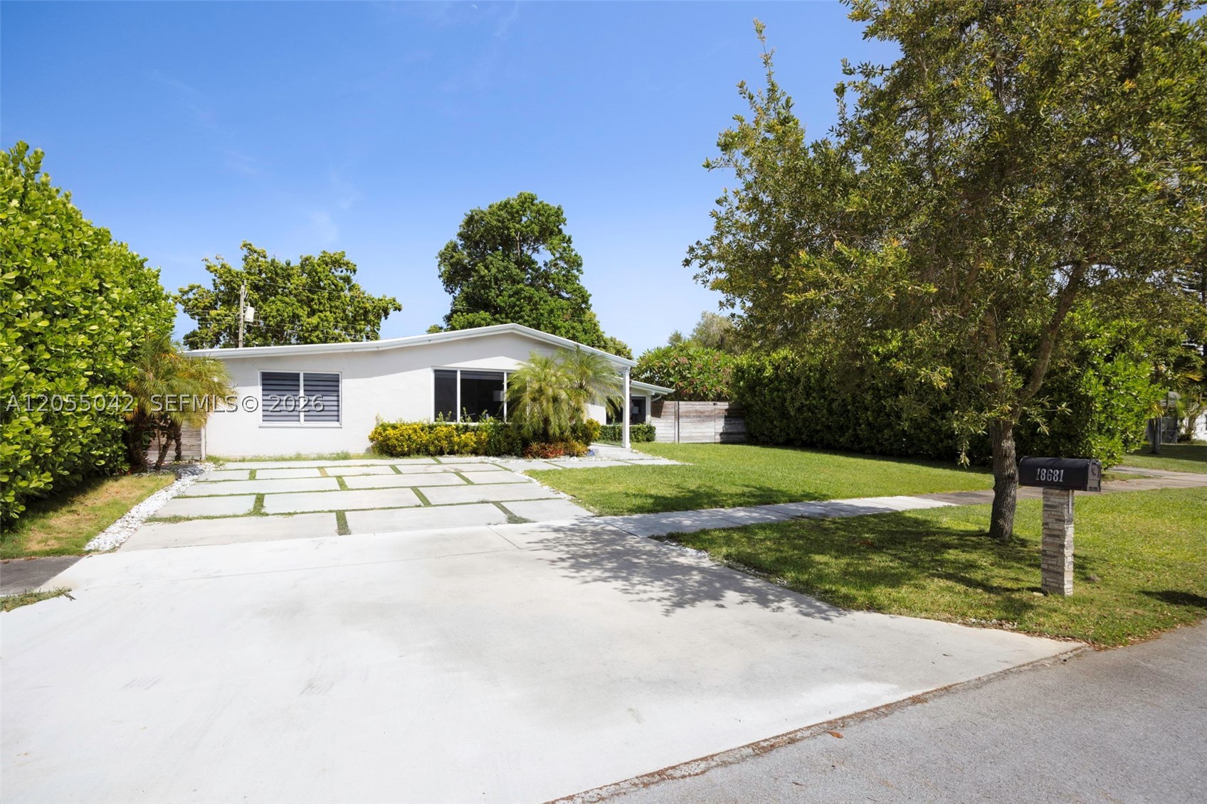 18681 Belview Dr Property Photo 1