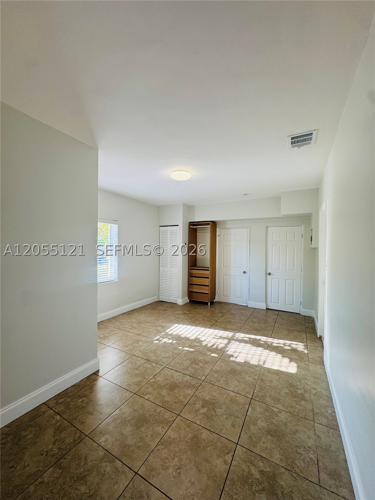2816 Pine Tree Dr 3 Property Photo 4