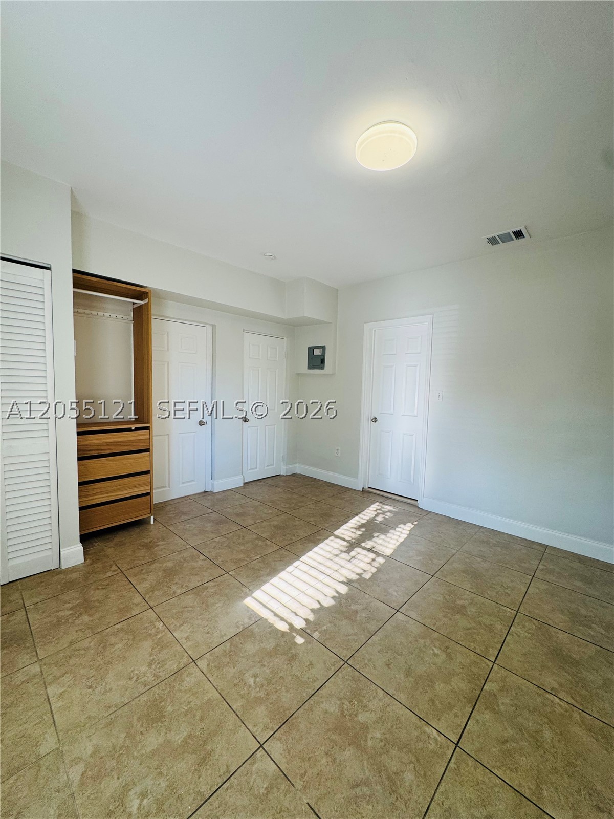 2816 Pine Tree Dr 3 Property Photo 5