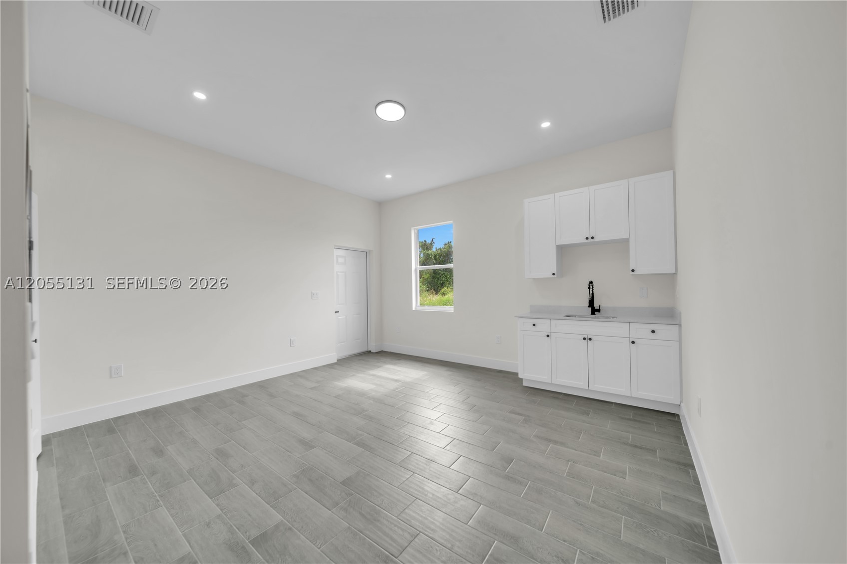 707 Randall Ave Property Photo 12