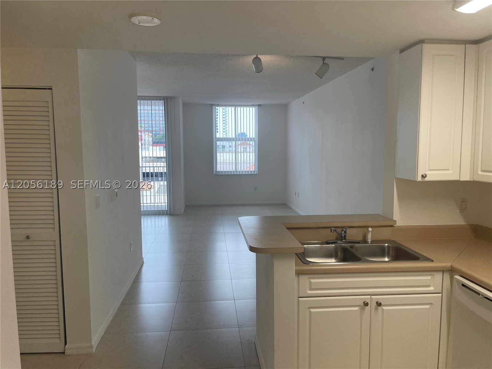 255 Evernia St 616 Property Photo 3