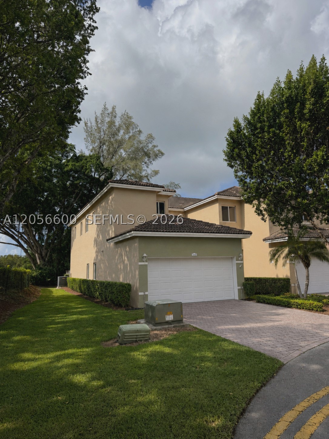 1690 Se 24th Ct Property Photo 1