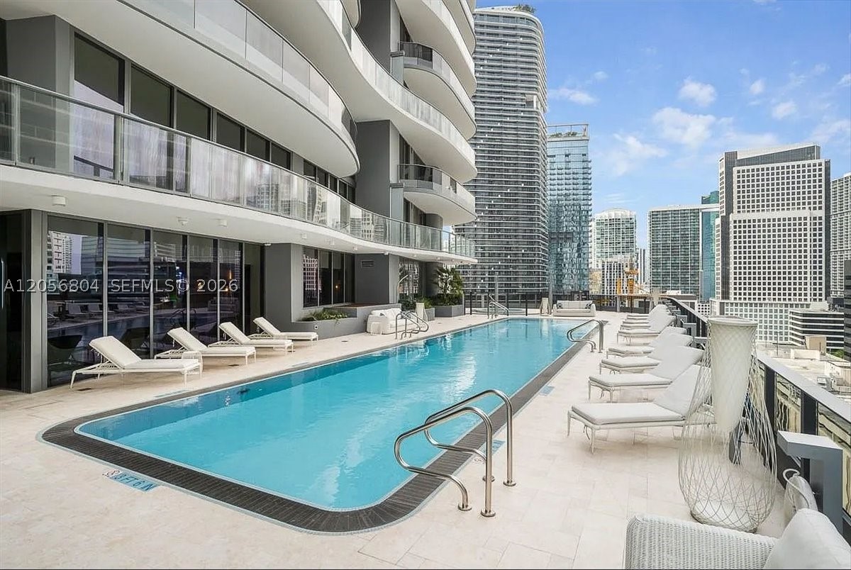1000 Brickell Plz 3211 Property Photo 70
