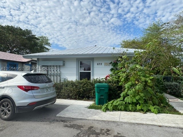 678 NW 14th St Property Photo 1