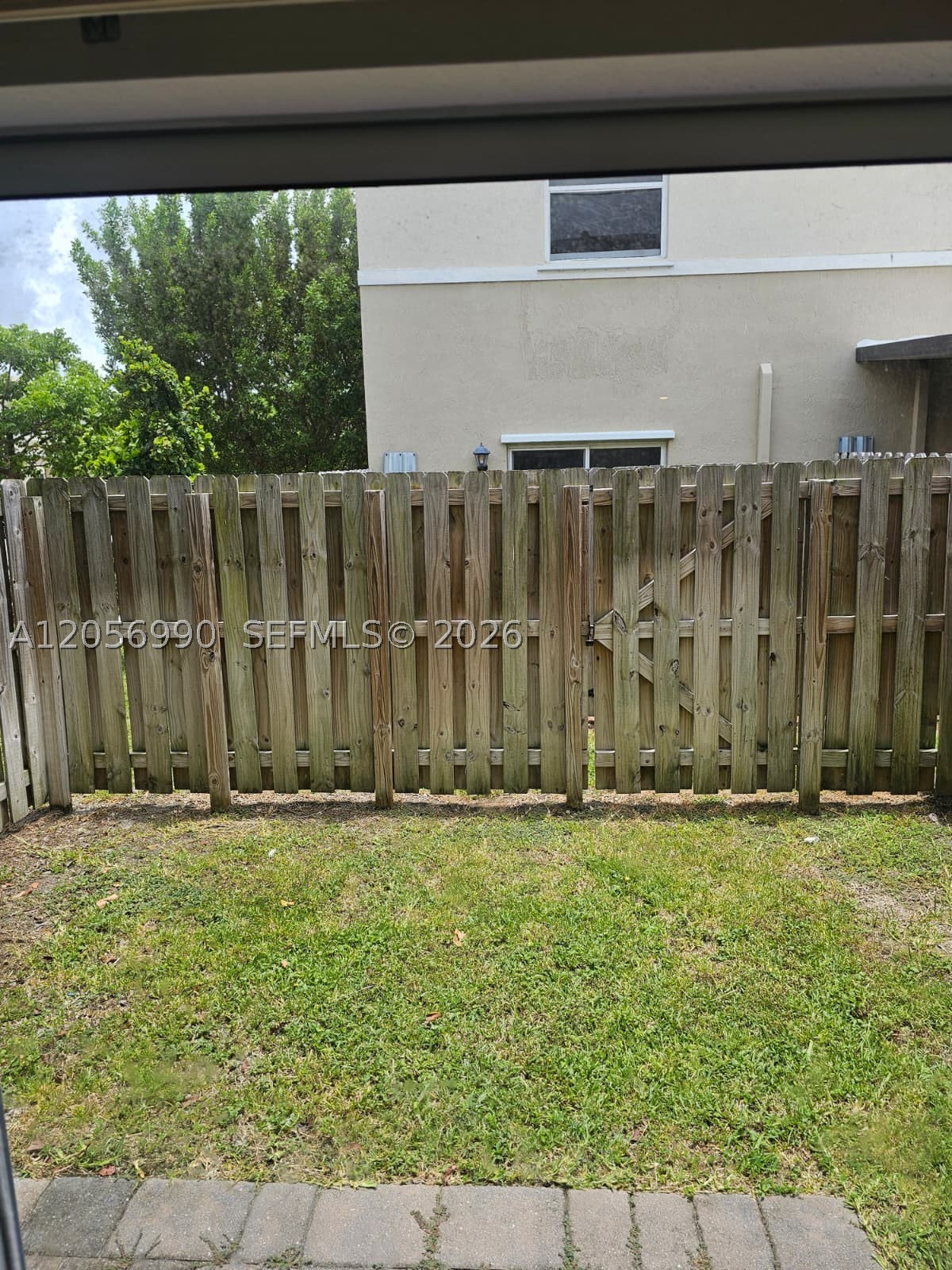561 NE 5th St Property Photo 1