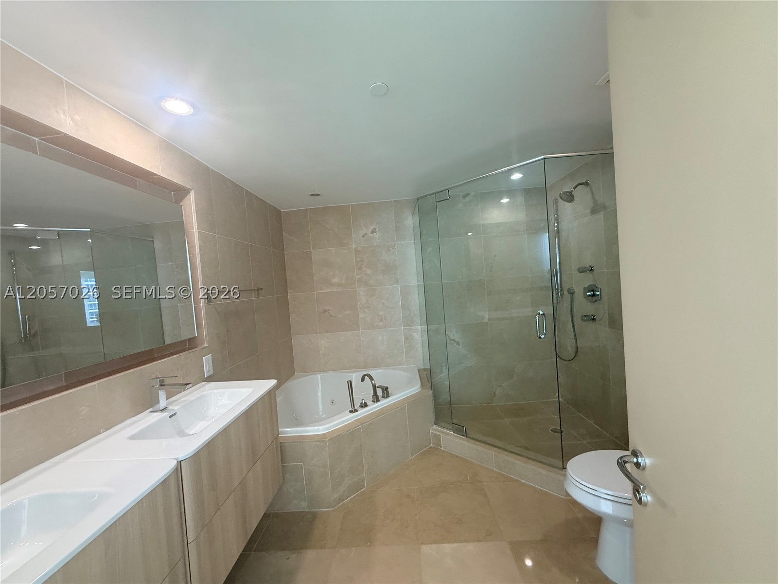 6000 Indian Creek Dr 17a Property Photo 11