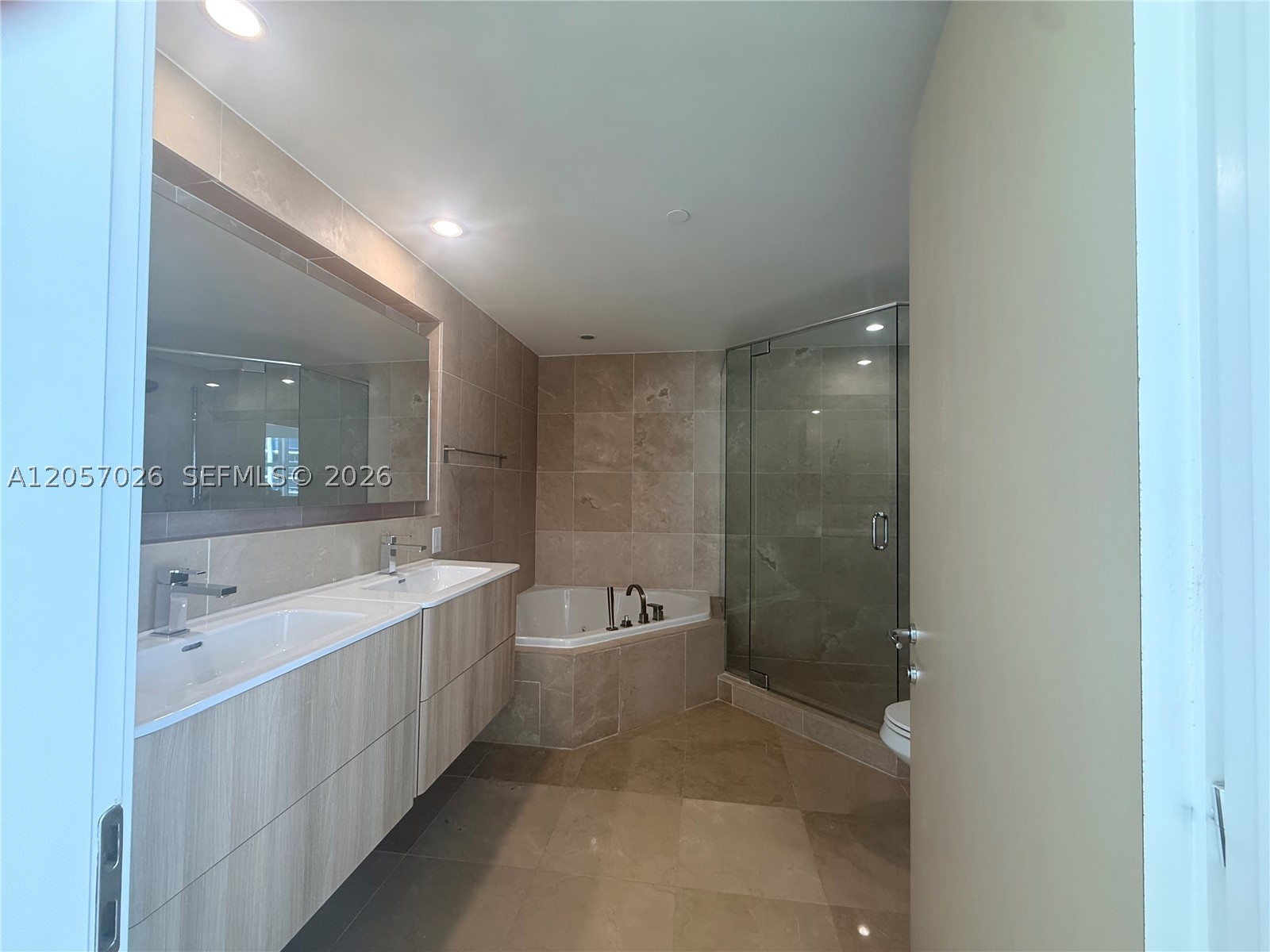 6000 Indian Creek Dr 17a Property Photo 12