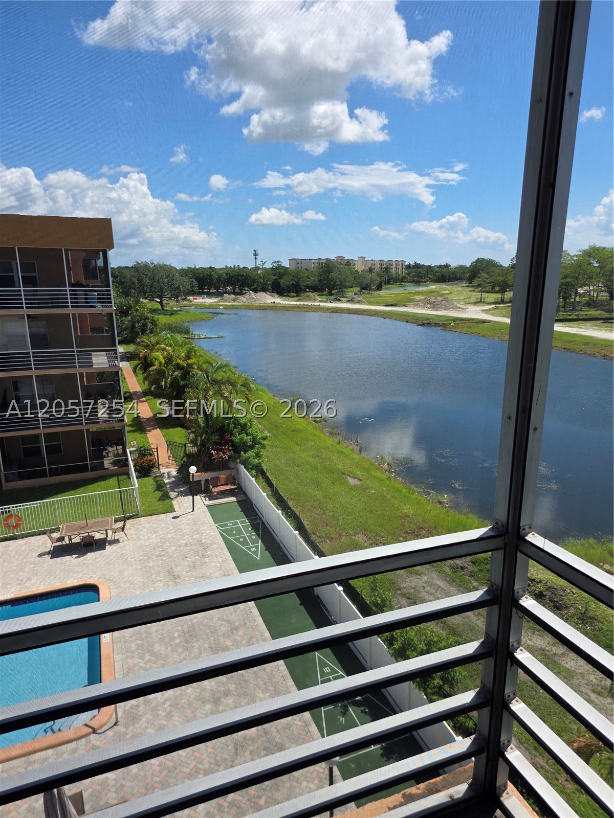 3048 E Sunrise Lakes Dr 421 Property Photo 6