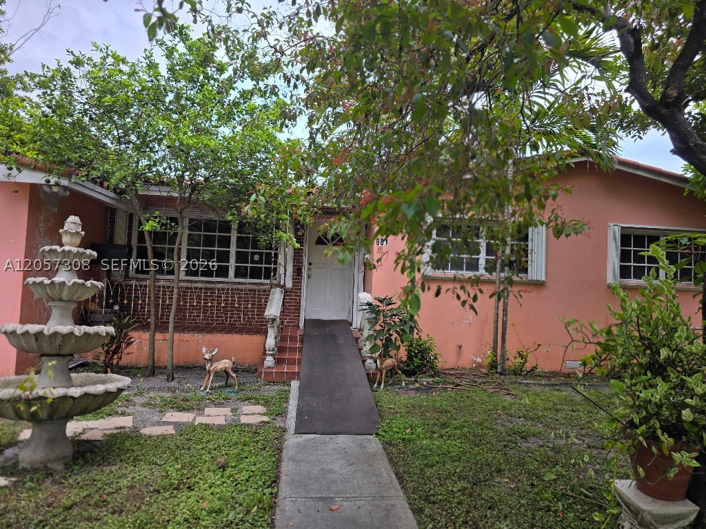 881 Albatross St Property Photo 4