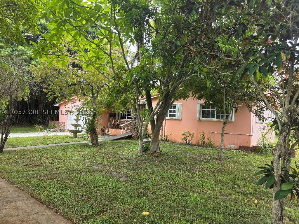 881 Albatross St Property Photo 9