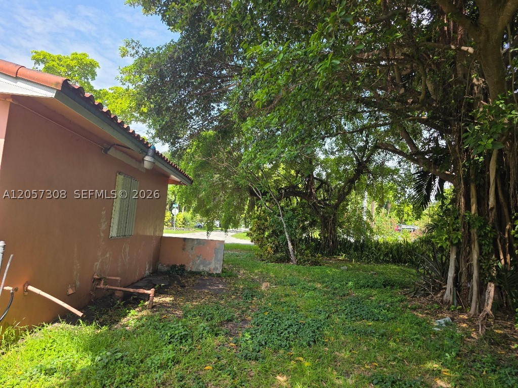 881 Albatross St Property Photo 12