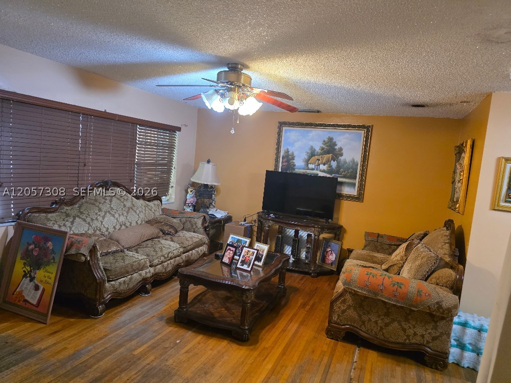 881 Albatross St Property Photo 14