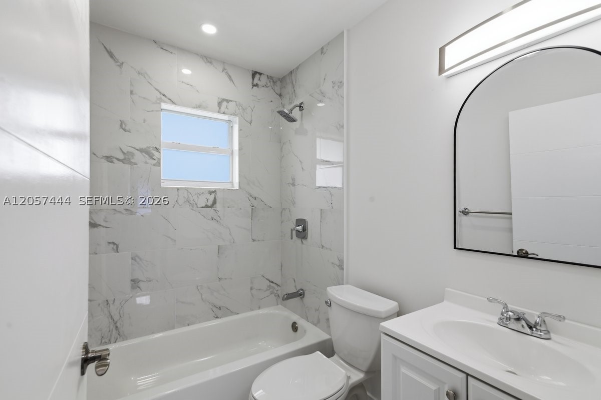 2288 W 4th Ct Property Photo 17