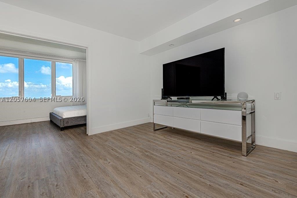 2301 Collins Ave 1528 Property Photo 4