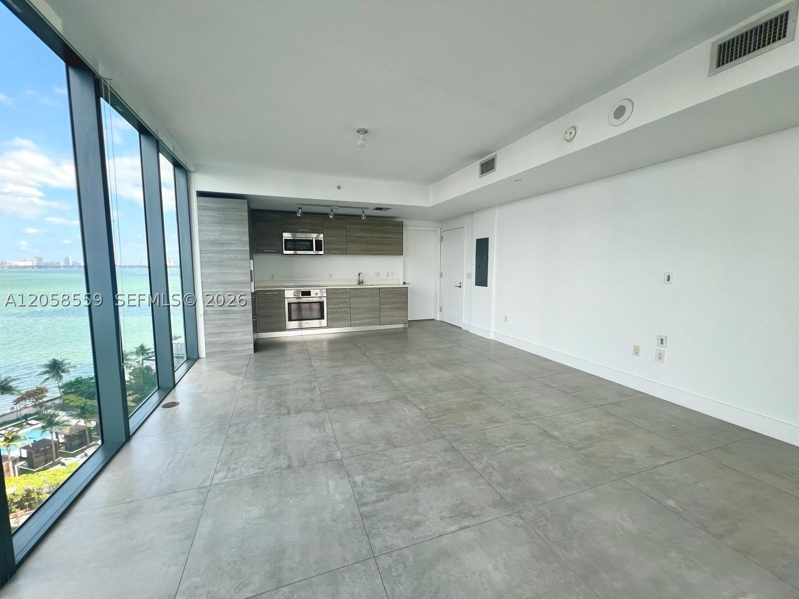 650 Ne 32nd St 908 Property Photo 2