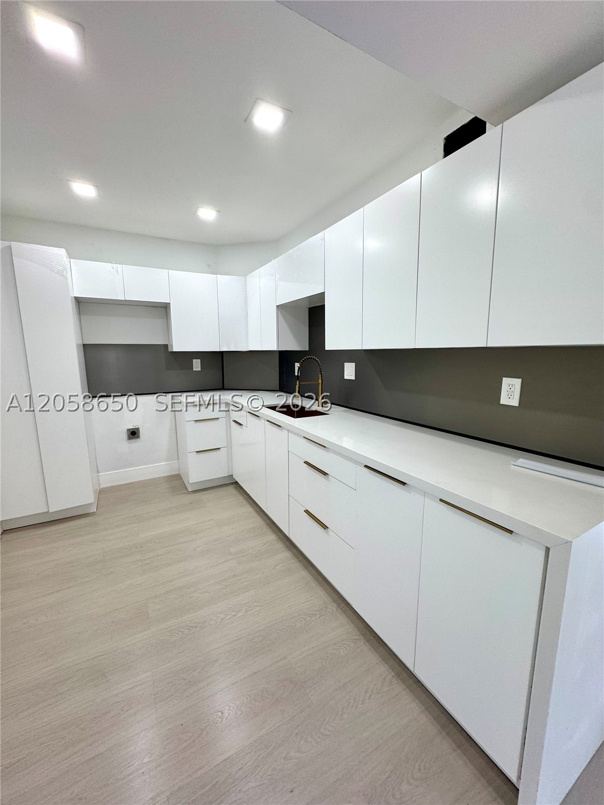 300 Bayview Dr 1201 Property Photo 3
