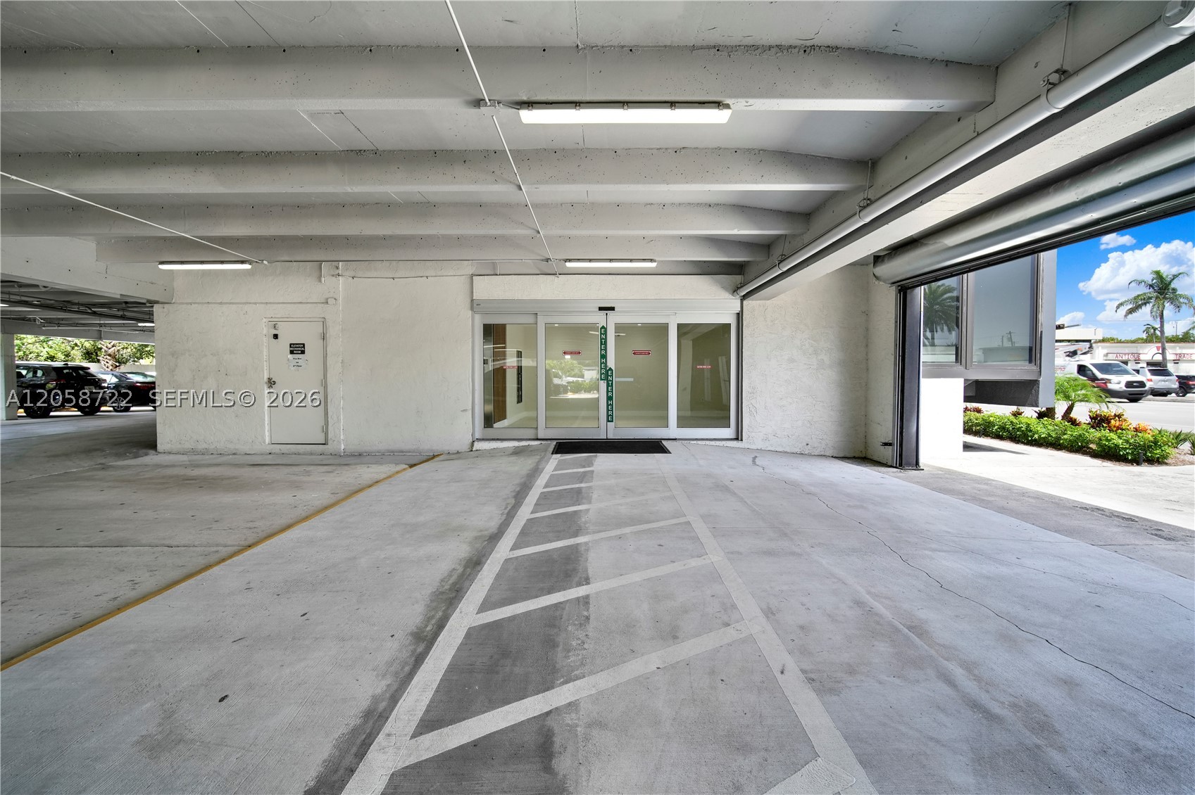5740 Hollywood Blvd Property Photo 2