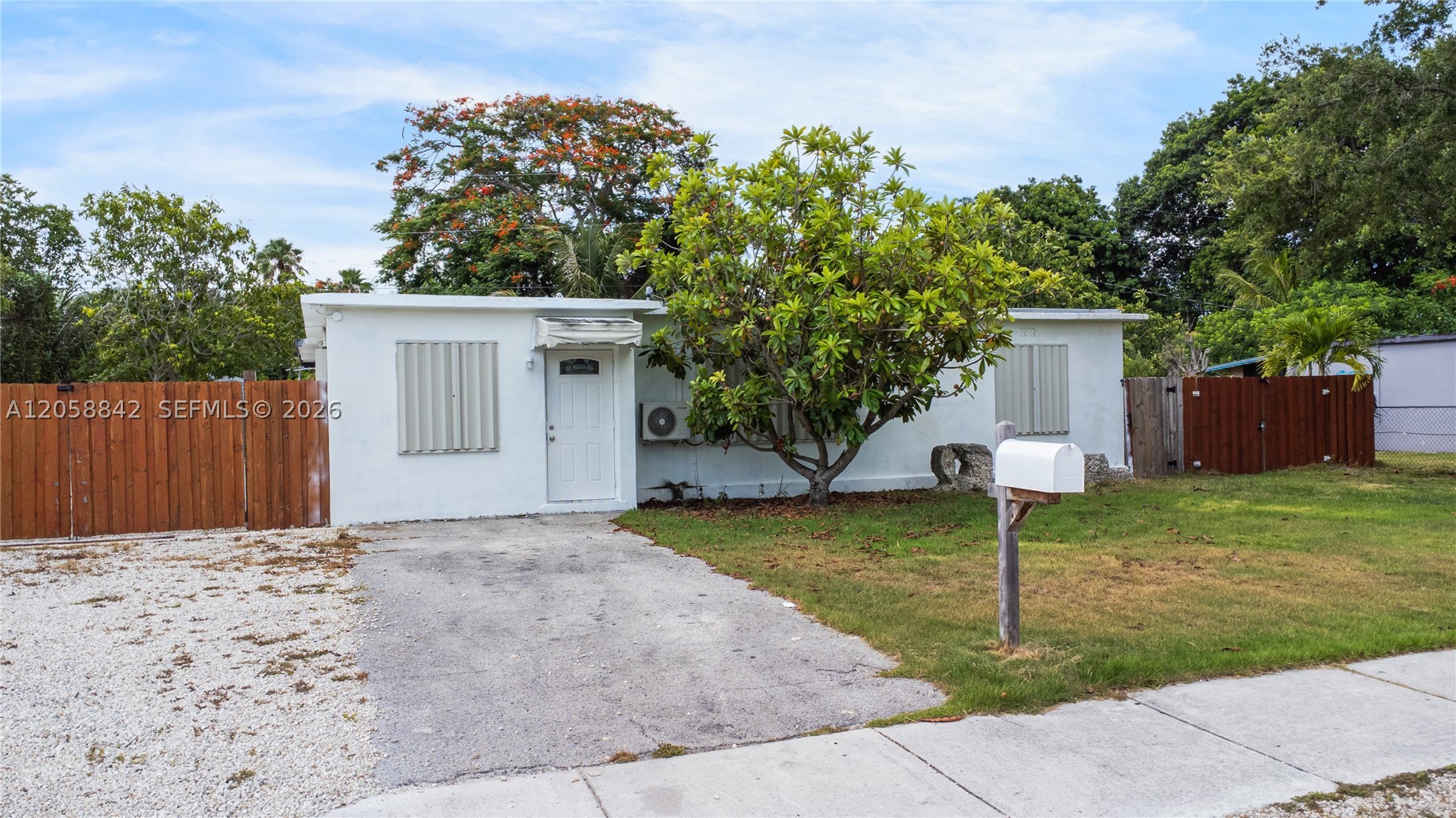 15431 Harding Ln Property Photo 1